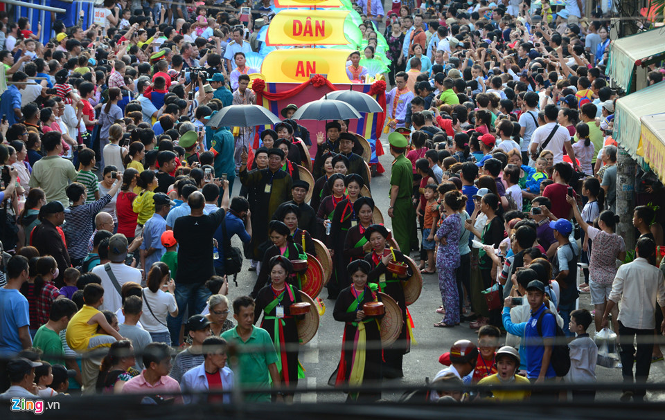 Hội Tết Nguyên tiêu rầm rộ trên đường phố Sài Gòn